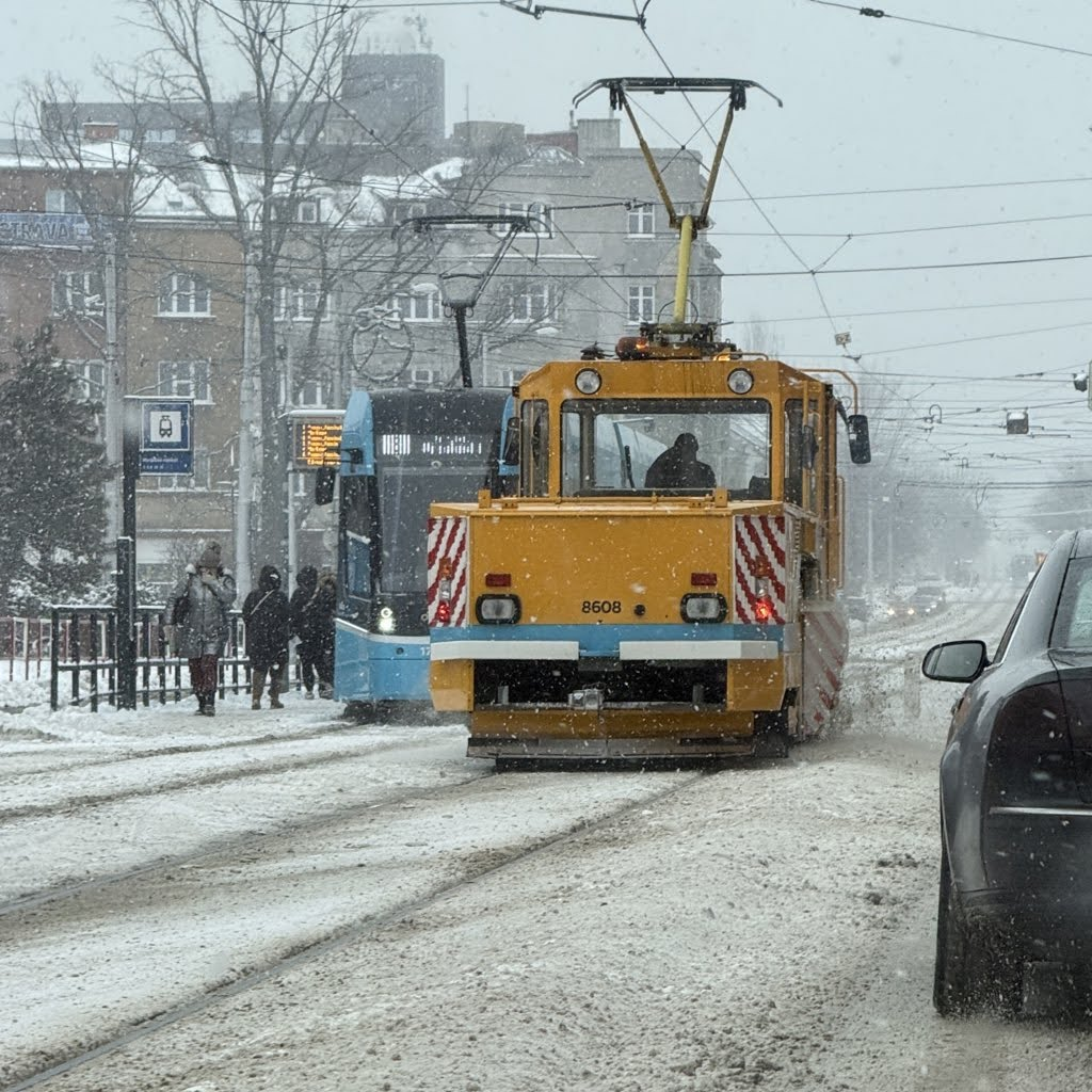 Ometací tramvaj DPO číslo 8608 dne 13. 1. 2026 v Ostravě Mariánských horách